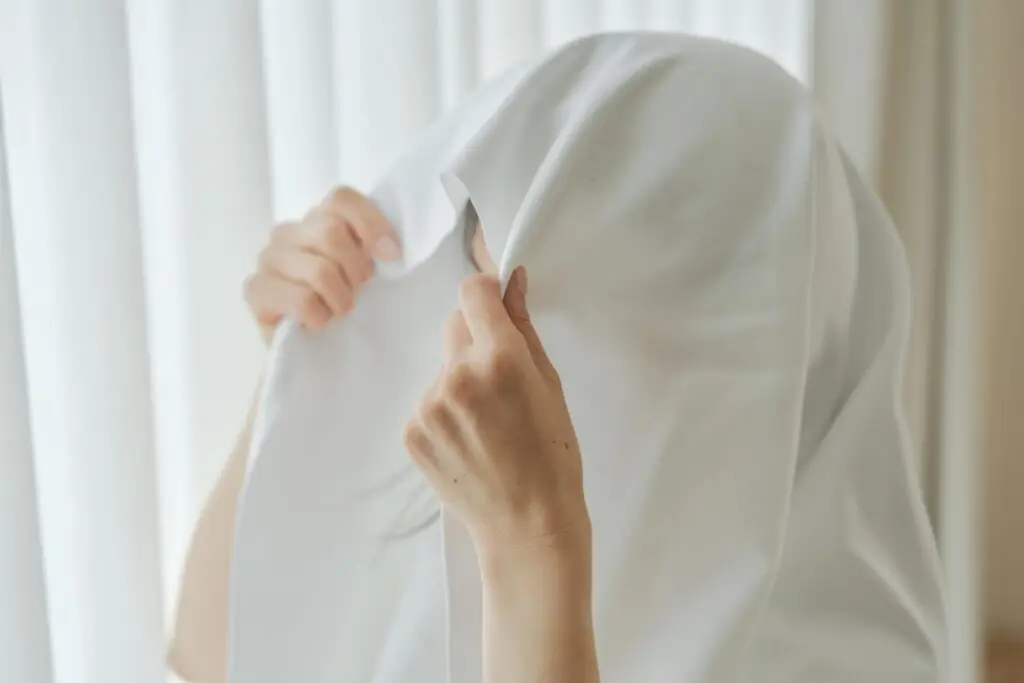 髪をKajimoreのホワイトのタオルで包み、ドライヤー時間を短縮している女性の画像。