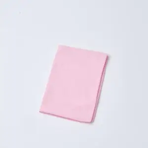 Kajimoreのピンクのハンドタオルが、コンパクトに折りたたまれている画像。