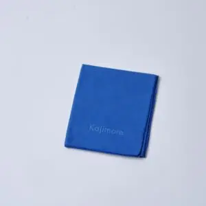 Kajimoreのブルーのハンドタオルが、コンパクトに折りたたまれており、ロゴが写っている画像。