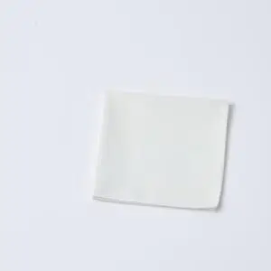 Kajimoreのホワイトのハンドタオルが、コンパクトに折りたたまれている画像。