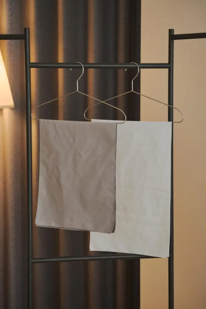 Kajimoreのグレーのタオルが、部屋干し用ハンガーに吊るされている画像。