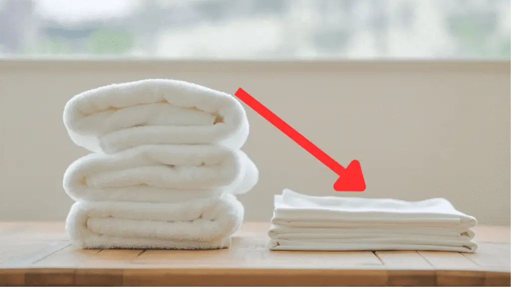 Kajimoreの薄いタオル（右）と一般的な綿タオル（左）が並べられ、Kajimoreのコンパクトさを比較した動画