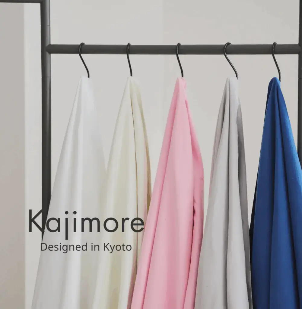 Kajimoreのタオル5色(ホワイト・アイボリー・ピンク・グレー・ブルー)がハンガーに並んで掛かっている様子。